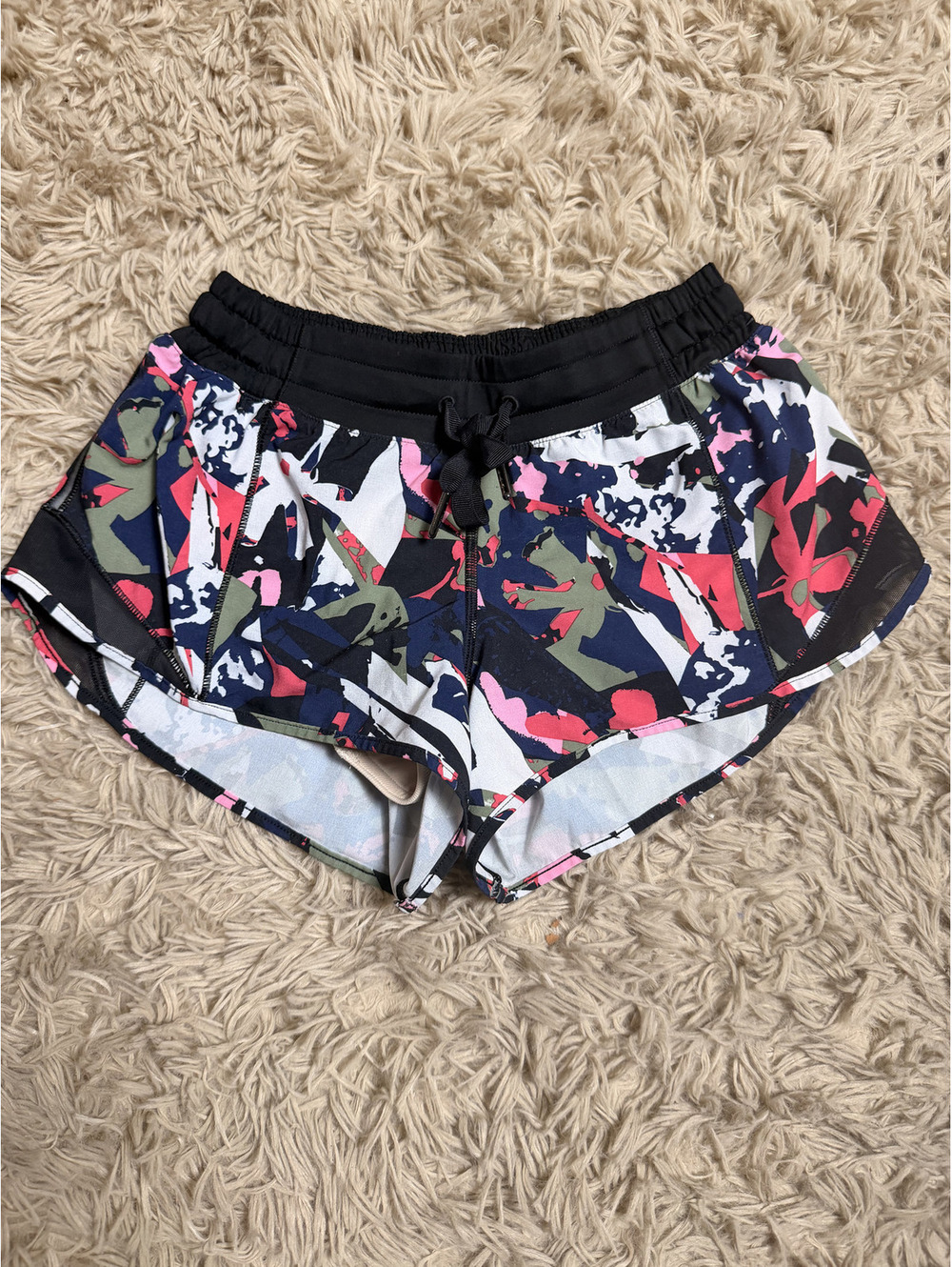 Lululemon Hotty Hot Short 2.5” Size 4 Pop Cut Boom Juice Multi Black